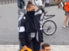 “Just Stop Oil”-Demonstrantin entdeckt, dass ihre Jacke aus Erdöl hergestellt ist