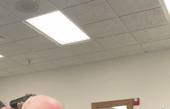 Sie mobbte einen Mitschüler mit dem Wort ‘Krebs’… Was ihr Vater danach tut, macht alle sprachlos