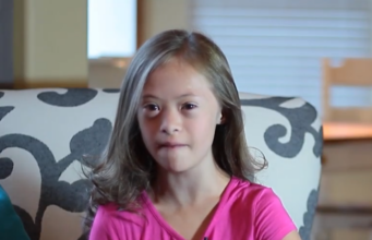 Ärzte sagten: “Gebt sie in eine Einrichtung” – jetzt ist dieses Mädchen mit Down-Syndrom Topmodel!