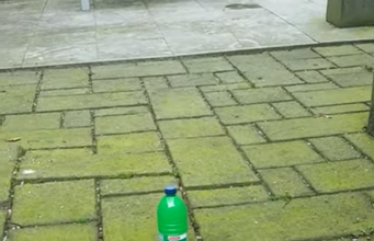 Mit diesem praktischen Trick entfernst du mühelos Grünbelag von deinen Fliesen!