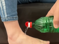 Gieß dieses Küchenzeug über deine Füße … und schau, was passiert