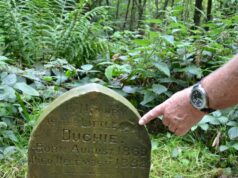 Mann findet alten Grabstein im Wald: Ein Blick auf die Inschrift treibt ihm Tränen in die Augen