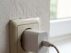 Das kostet es wirklich, wenn du dein Ladegerät in der Steckdose stecken lässt!