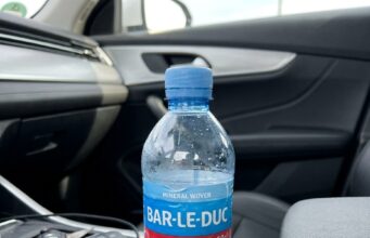Darum solltest du niemals eine Wasserflasche im heißen Auto liegen lassen!