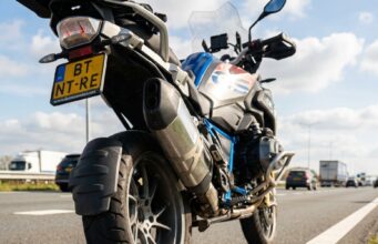 Siehst du einen Helm hinter einem stehenden Motorrad liegen? Fahr nicht einfach weiter! Das ist der Grund