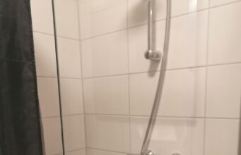 Dusche voller Kalkablagerungen? Dieser einfache Trick wirkt überraschend gut