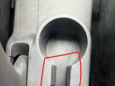 Kaum jemand weiß, wofür die kleine Kante zwischen den Becherhaltern wirklich gedacht ist