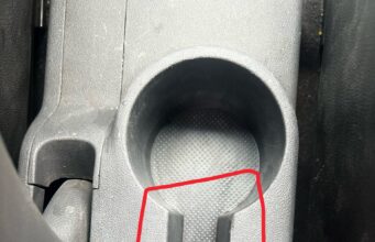 Kaum jemand weiß, wofür die kleine Kante zwischen den Becherhaltern wirklich gedacht ist