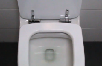 Wirf dieses günstige Produkt in die Toilette und sieh, was passiert: Dein WC wird überraschend sauber