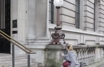 Frau im Rollstuhl konnte die Treppe nicht benutzen – doch dann drückte sie auf diesen Knopf …